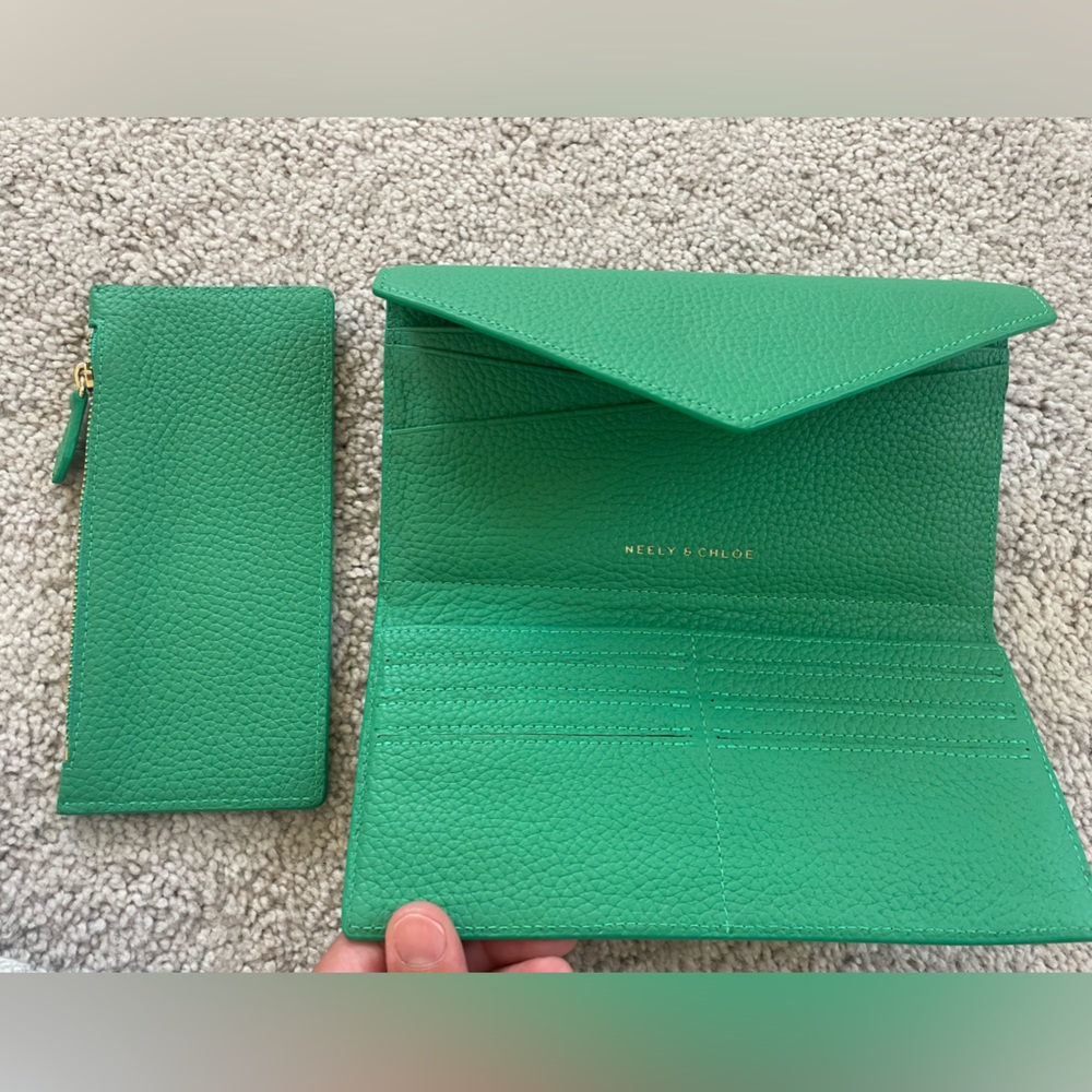New Neely & Chloe Green Pebble Leather Fold-over Wallet